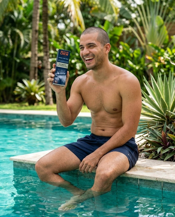 Hombre en la piscina con la caja NO HAIR CREW (foto ilustrativa)